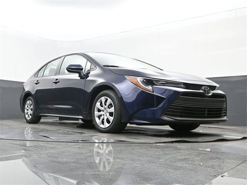 Used 2025 Toyota Corolla LE w/ Convenience Package image 9