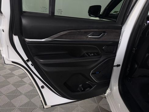 Certified 2022 Jeep Grand Cherokee Overland AWD/4WD image 28