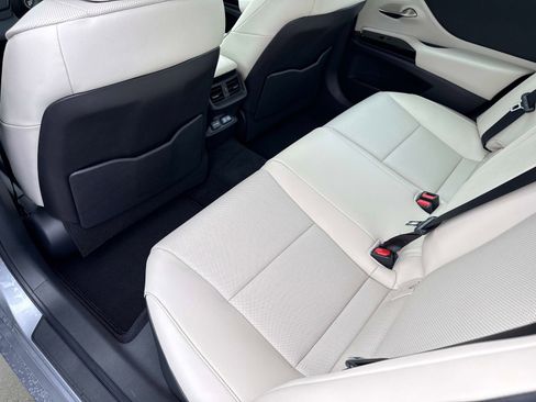 Used 2025 Lexus ES 350 w/ Premium Package image 13