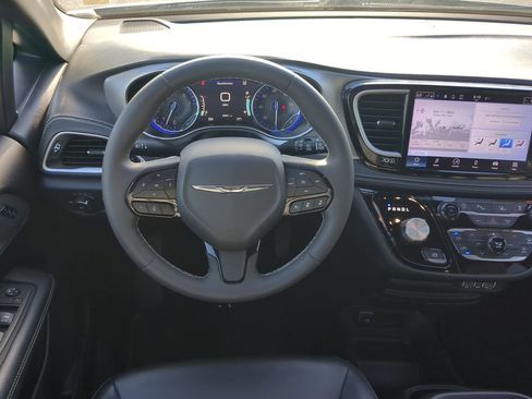 Used 2023 Chrysler Pacifica Touring-L w/ S Appearance Package image 13