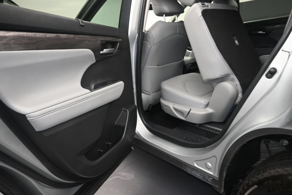 Used 2024 Toyota Highlander Limited AWD/4WD image 11