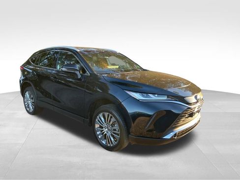 Used 2023 Toyota Venza XLE image 7