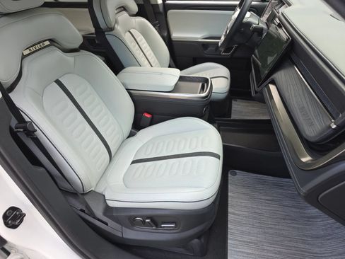 Used 2024 Rivian R1S Adventure AWD/4WD image 31
