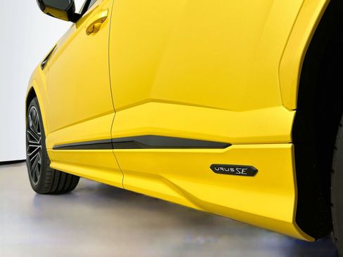 Used 2025 Lamborghini Urus SE AWD/4WD image 48