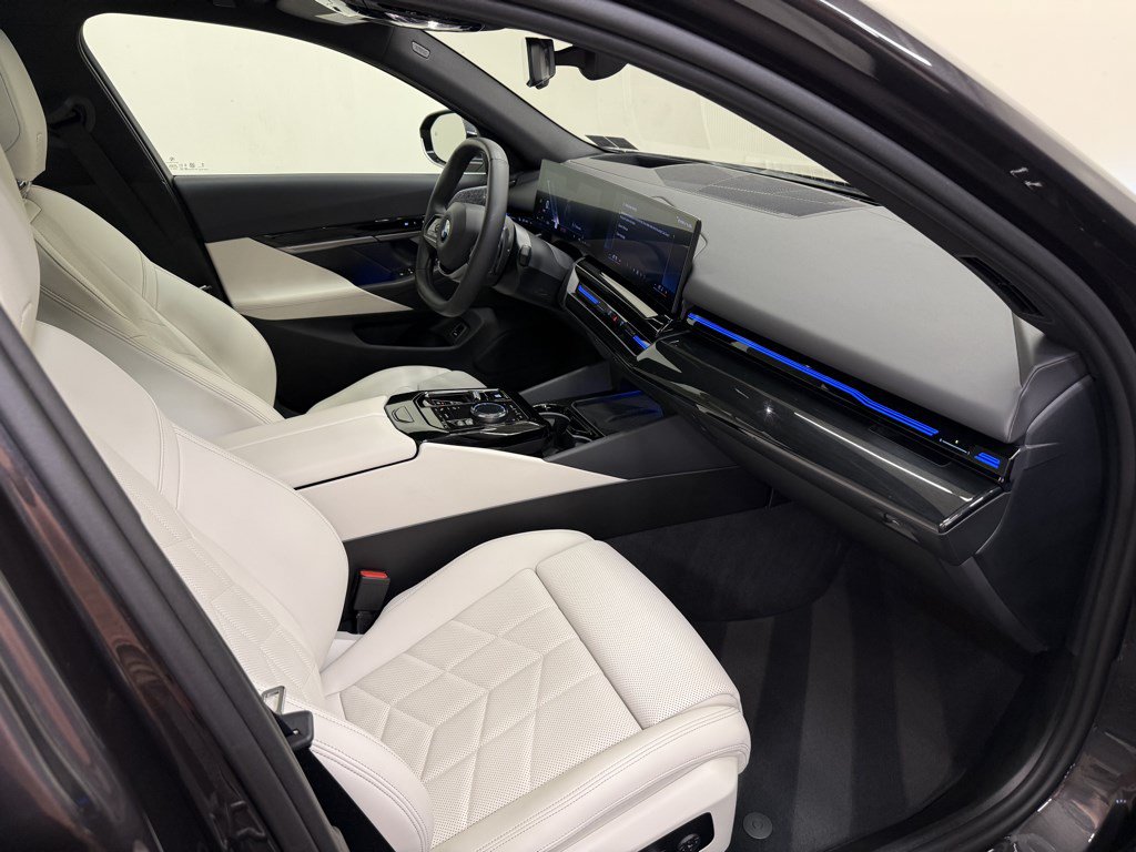 Used 2024 BMW 530i xDrive w/ Premium Package AWD/4WD image 18