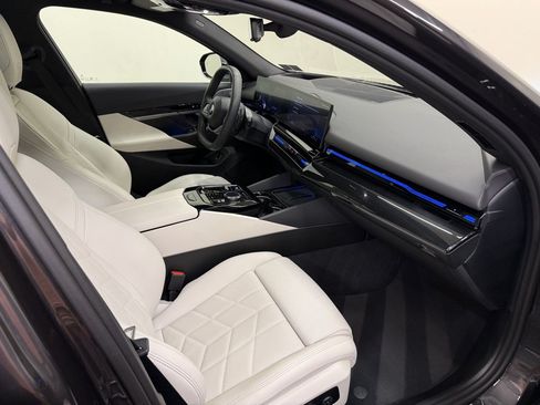 Used 2024 BMW 530i xDrive w/ Premium Package AWD/4WD image 18