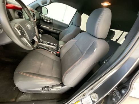 Used 2019 Toyota Tacoma TRD Off-Road AWD/4WD image 11