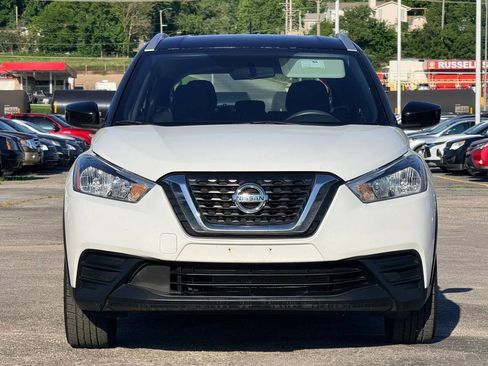Used 2018 Nissan Kicks SV FWD image 2