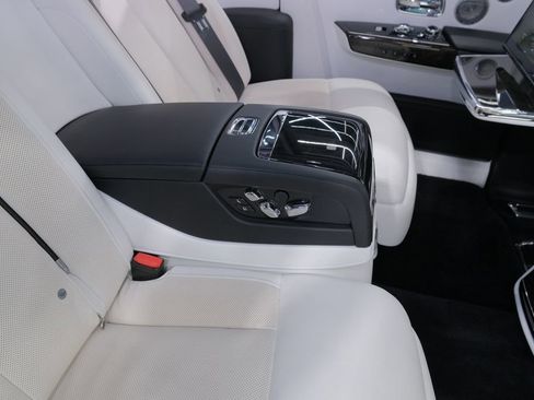 Used 2023 Rolls-Royce Phantom Sedan image 40