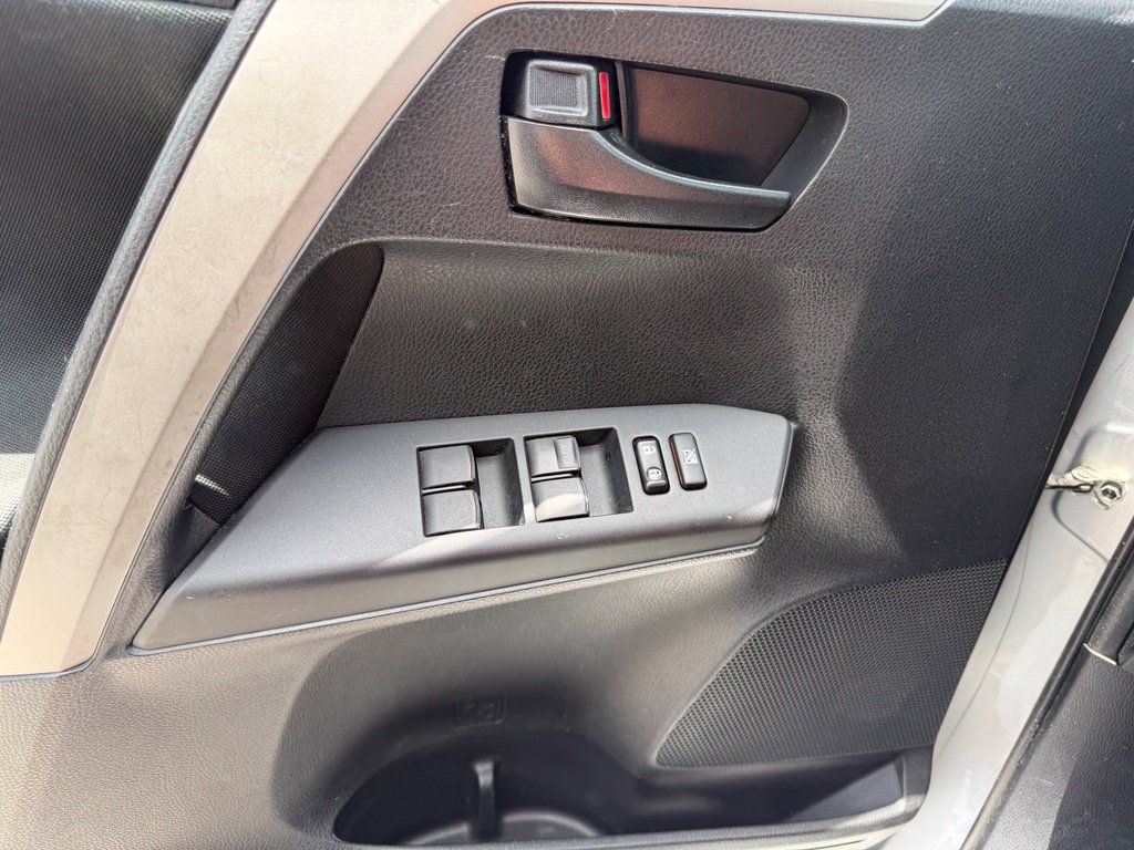 Used 2016 Toyota RAV4 LE FWD image 27
