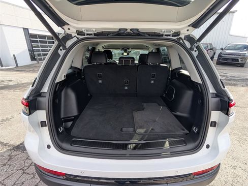 Used 2023 Jeep Grand Cherokee Limited w/ Black Appearance Package image 12