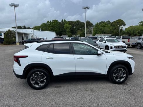 New 2026 Chevrolet Trax LT w/ Sunroof Package FWD image 5