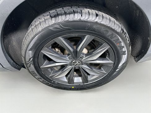 Used 2024 Volkswagen Tiguan SE image 11