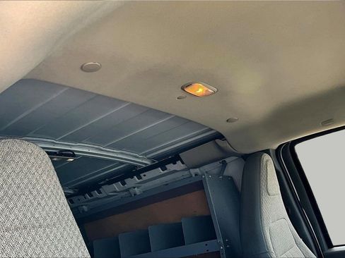 Used 2017 Chevrolet Express 2500 RWD image 28
