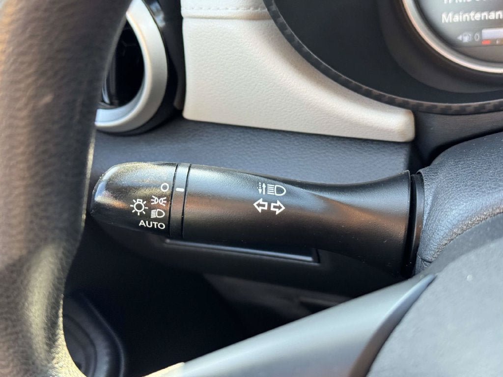 Used 2022 Nissan Versa SV FWD image 21