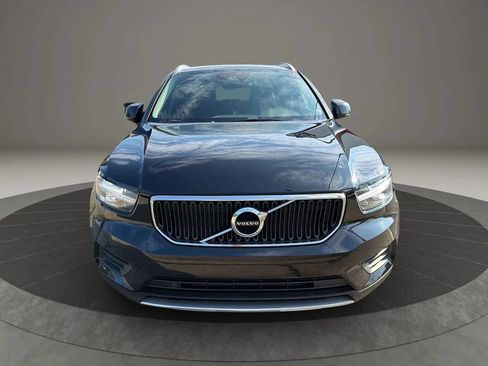 Used 2022 Volvo XC40 T4 Momentum FWD image 2