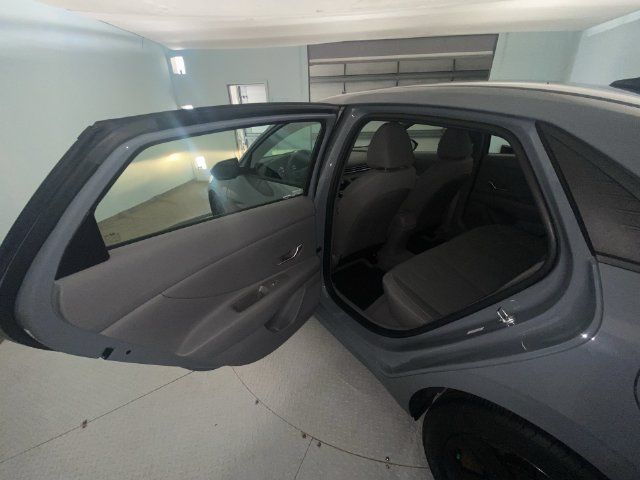Used 2022 Hyundai Elantra SEL w/ Preferred Accessory Package FWD image 21