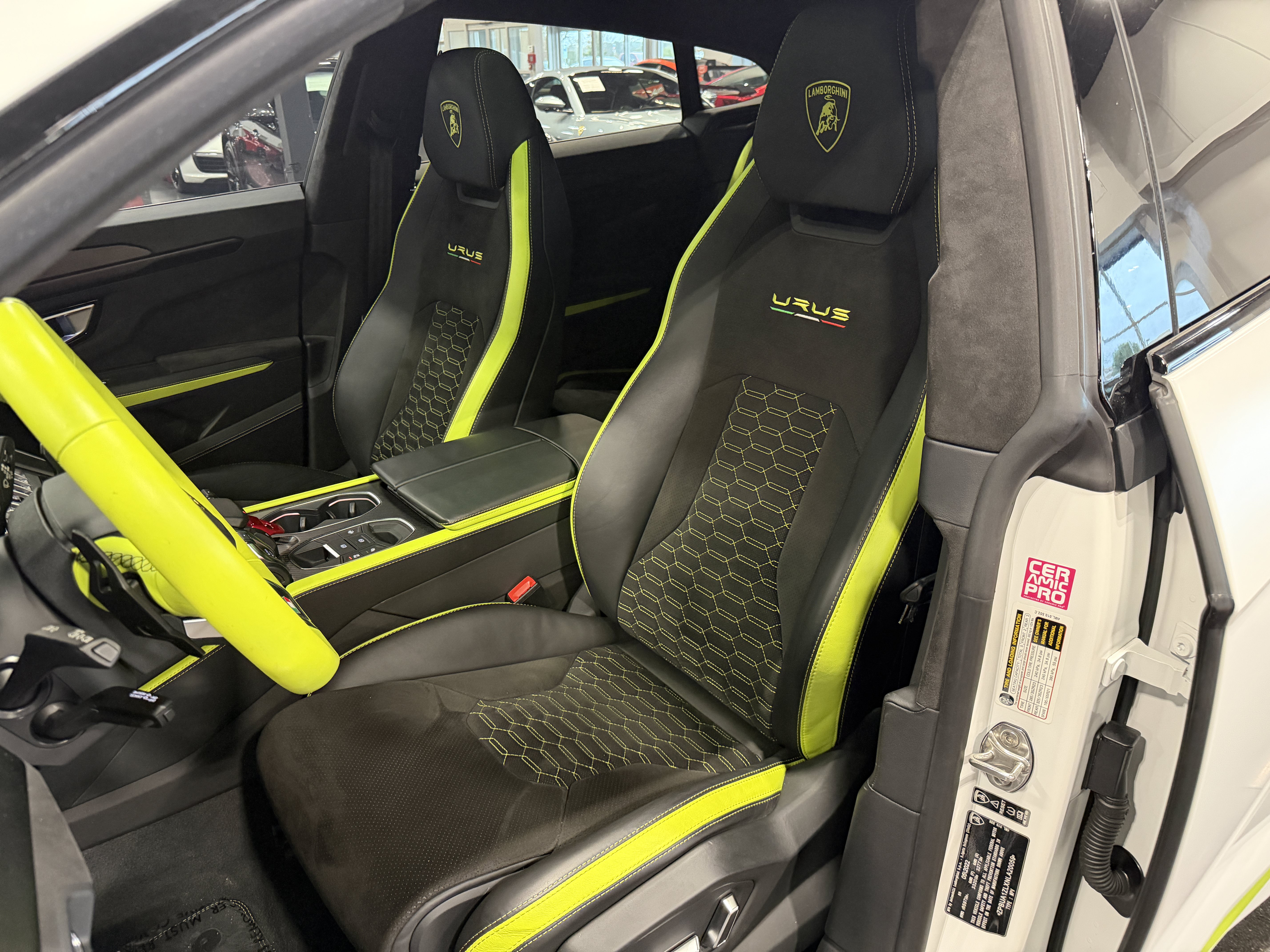 Used 2022 Lamborghini Urus AWD/4WD image 9