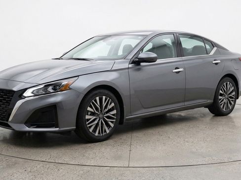 Used 2025 Nissan Altima 2.5 SV FWD image 3