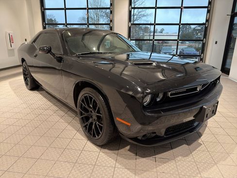 Used 2022 Dodge Challenger SXT image 7