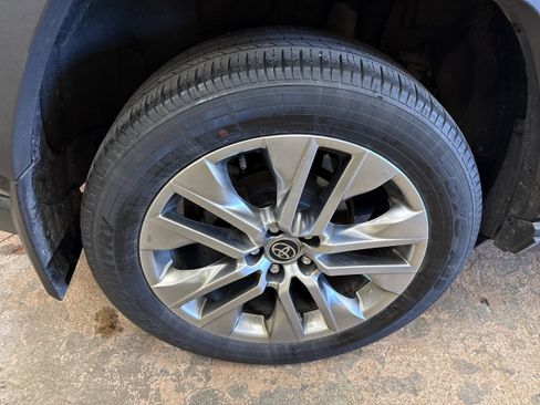 Used 2022 Toyota RAV4 XLE Premium image 11