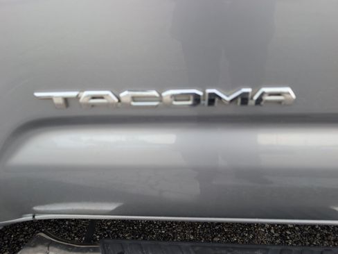 Used 2018 Toyota Tacoma TRD Sport RWD image 3