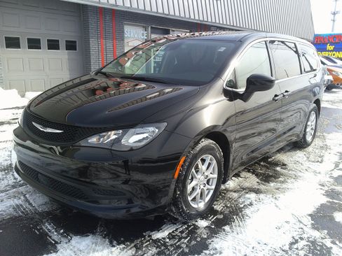 Used 2024 Chrysler Voyager LX image 11