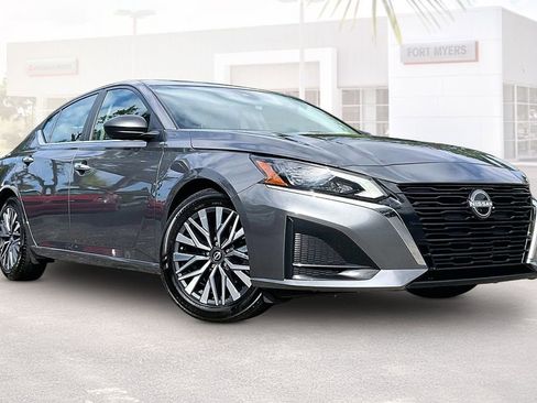 Used 2025 Nissan Altima 2.5 SV FWD image 1