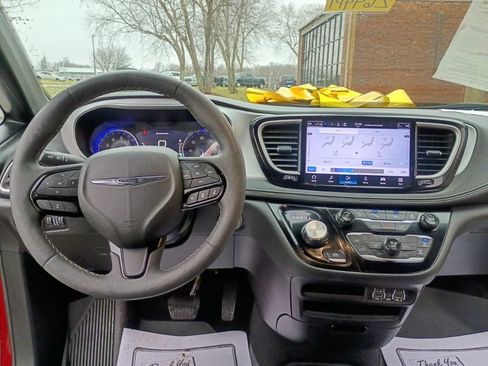 Used 2024 Chrysler Pacifica Touring-L w/ S Appearance Package image 26