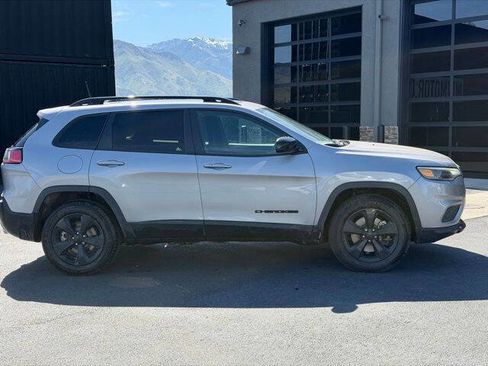 Used 2022 Jeep Cherokee Latitude Lux w/ Sun & Sound Group AWD/4WD image 3