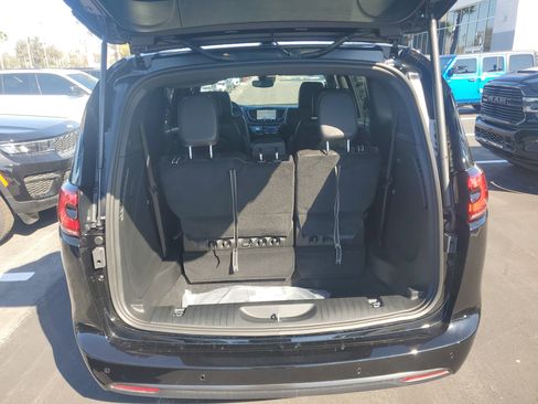 New 2026 Chrysler Pacifica Select image 5