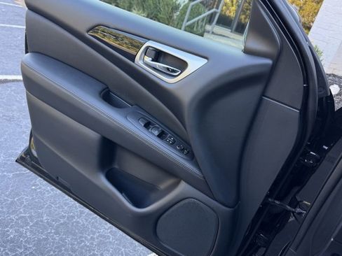 Used 2018 Nissan Pathfinder SV image 36