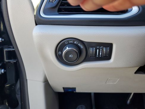 Used 2023 Chrysler Pacifica Touring-L FWD image 28