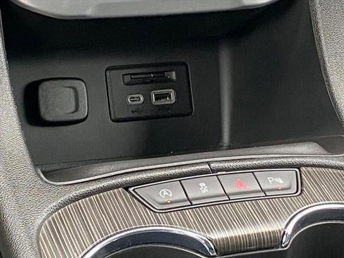 Certified 2022 GMC Acadia SLT w/ Technology Package image 12