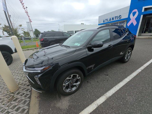 Used 2024 Chevrolet Trax LT w/ Driver Confidence Package FWD image 1