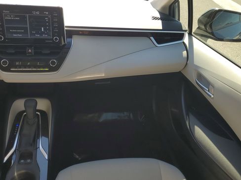 Used 2021 Toyota Corolla LE w/ LE Convenience Package image 17
