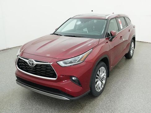 New 2026 Toyota Highlander Platinum image 3