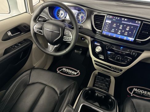 Used 2022 Chrysler Pacifica Touring-L FWD image 28