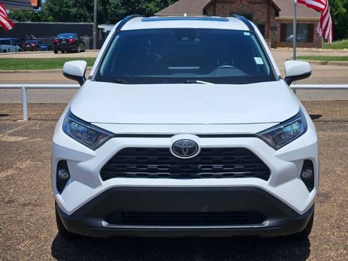 Used 2019 Toyota RAV4 XLE w/ Convenience Package FWD image 2