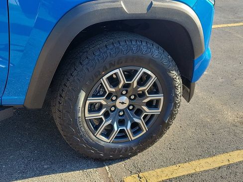 Used 2024 Chevrolet Colorado Z71 w/ Z71 Convenience Package 2 AWD/4WD image 7