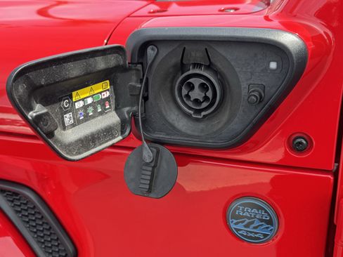 Used 2025 Jeep Wrangler Sahara w/ Safety Group image 41