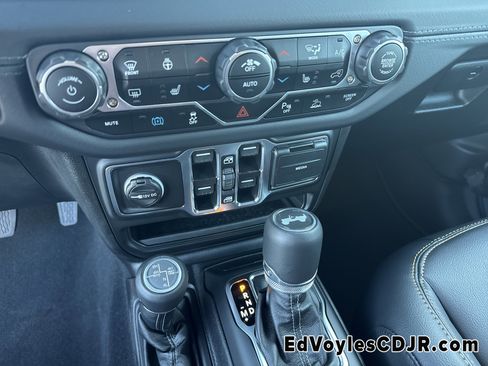 Used 2025 Jeep Wrangler Sahara image 34