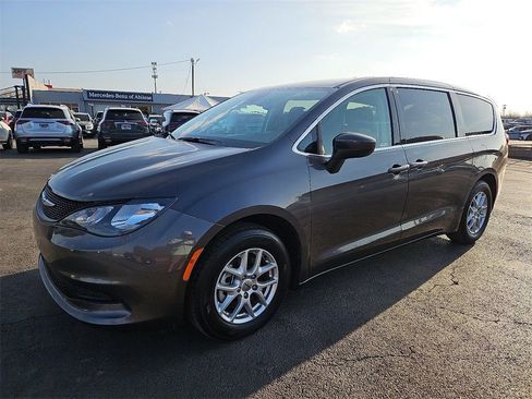 Used 2023 Chrysler Voyager LX image 2