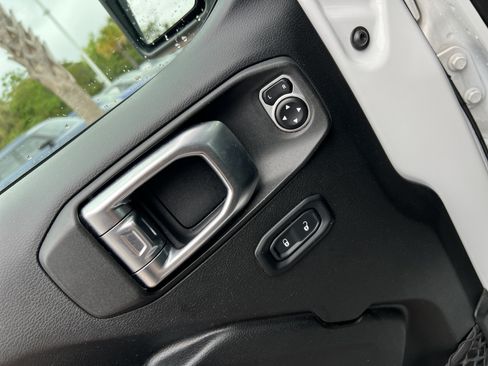 Used 2018 Jeep Wrangler Unlimited Sport S AWD/4WD image 15