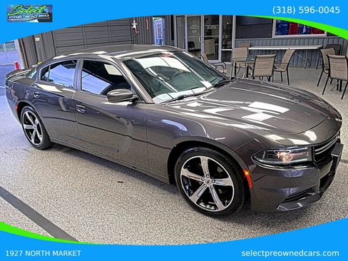 Used 2017 Dodge Charger SE RWD image 3