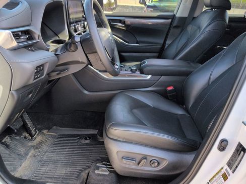 Used 2024 Toyota Highlander Limited AWD/4WD image 9