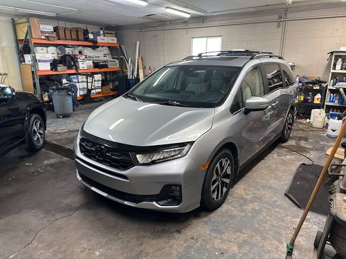 Used 2025 Honda Odyssey EX-L image 3