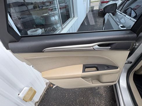 Used 2019 Ford Fusion SE FWD image 11