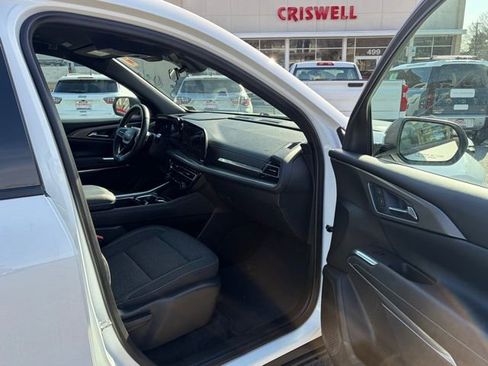 Used 2025 Chevrolet Traverse LT image 26