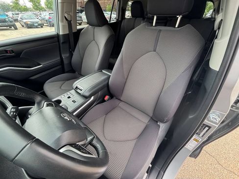 Used 2025 Toyota Highlander LE FWD image 37